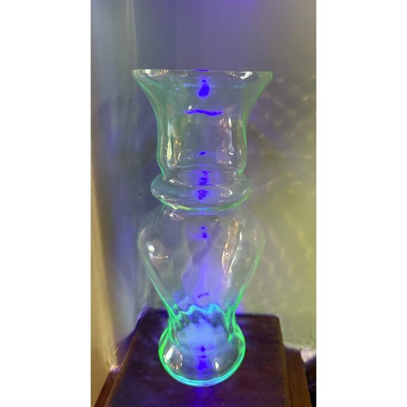 Vintage 30's Optic Ribbed Green Glass Uranium Vase 9" - Picture 6 of 16